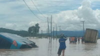 Mobil nyemplung ke Sawah di Sungai Penuh. Foto: Oga/Jambiseru.com