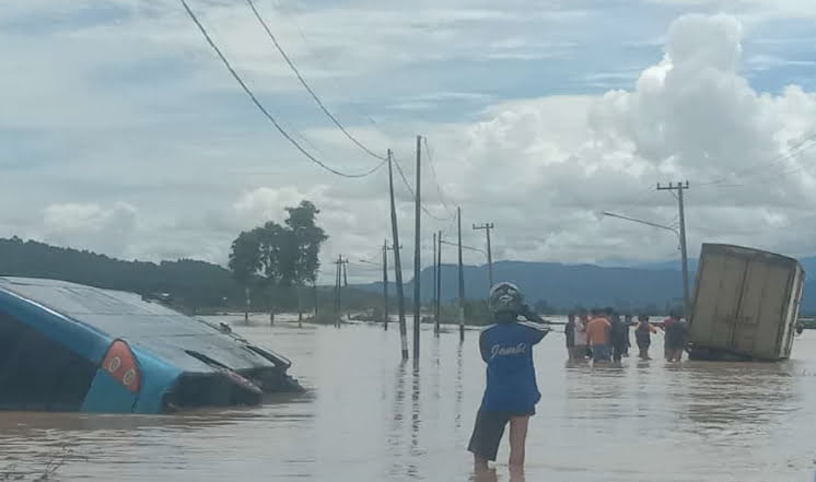Mobil nyemplung ke Sawah di Sungai Penuh. Foto: Oga/Jambiseru.com Mobil nyemplung ke Sawah di Sungai Penuh. Foto: Oga/Jambiseru.com