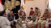 momen gubernur jambi al haris bertemu presdir petrochina. momen gubernur jambi al haris bertemu presdir petrochina.