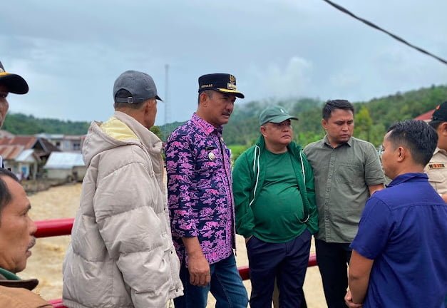 Paizal Kadni meninjau lokasi Banjir di Kerinci. Foto: Oga/Jambiseru.com