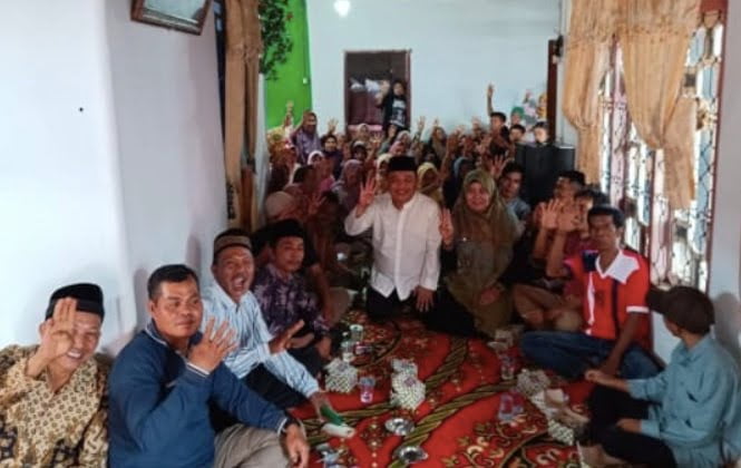 Paizal Kadni Silaturrahmi bersaama warga Desa Muak. Foto: Oga/Jambiseru.com Paizal Kadni Silaturrahmi bersaama warga Desa Muak. Foto: Oga/Jambiseru.com