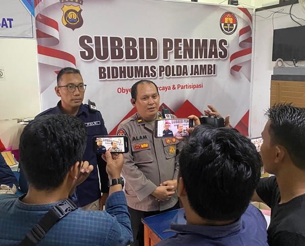 paur penum subbid penmas polda jambi ipda alamsyah saat konferensi pers mengenai jalan alternatif.
