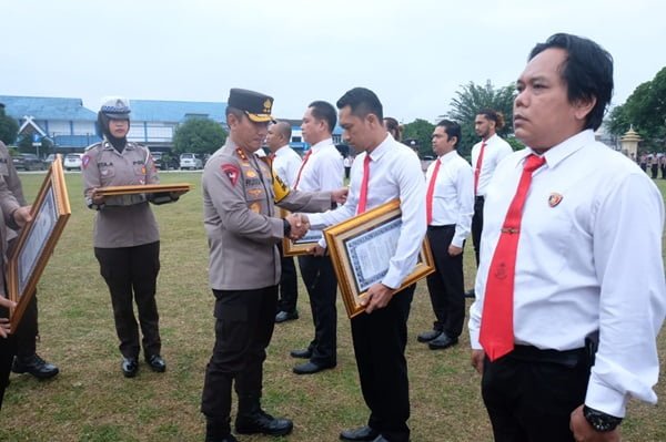 pemberian penghargaan kepada para personel polresta