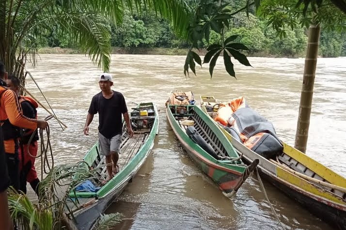 Pencarian anggota Basarnas Kerinci yang hanyut. Foto: Oga/Jambiseru.com