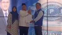 penyerahan sk rekomendasi pan oleh ketua dpw pan provinsi jambi h bakri kepada dr dr maulana sebagai bakal calon walikota jambi 2024 2029.