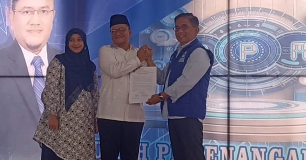 penyerahan sk rekomendasi pan oleh ketua dpw pan provinsi jambi h bakri kepada dr dr maulana sebagai bakal calon walikota jambi 2024 2029. penyerahan sk rekomendasi pan oleh ketua dpw pan provinsi jambi h bakri kepada dr dr maulana sebagai bakal calon walikota jambi 2024 2029.