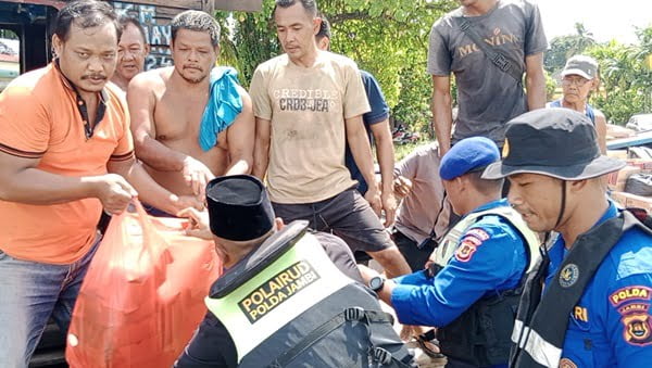 personel polairud polda jambi bantu warga terdampak banjir.