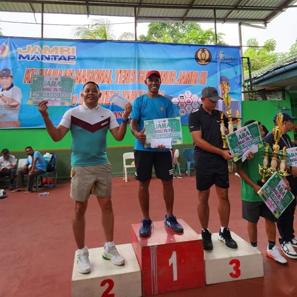 Tim Polda Jambi saat ikuti Kejuaraan Nasional Tenis Gubernur Jambi III se-Sumatera Tahun 2024. Tim Polda Jambi saat ikuti Kejuaraan Nasional Tenis Gubernur Jambi III se-Sumatera Tahun 2024.