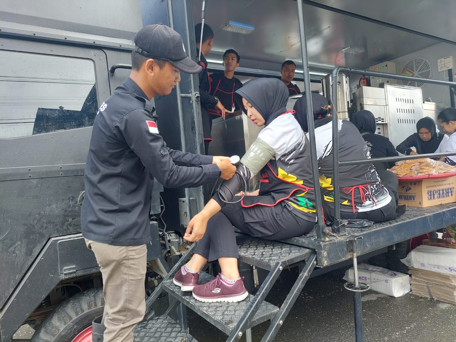 polda jambi periksa kesehatan personel yang siaga di lokasi banjir sungai penuh polda jambi periksa kesehatan personel yang siaga di lokasi banjir sungai penuh