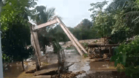 Luapan Sungai Batang Merangin hanyutkan jembatan gantung di Desa Kungkai dan rendam puluhan rumah warga. Jum'at 12/01/2024)