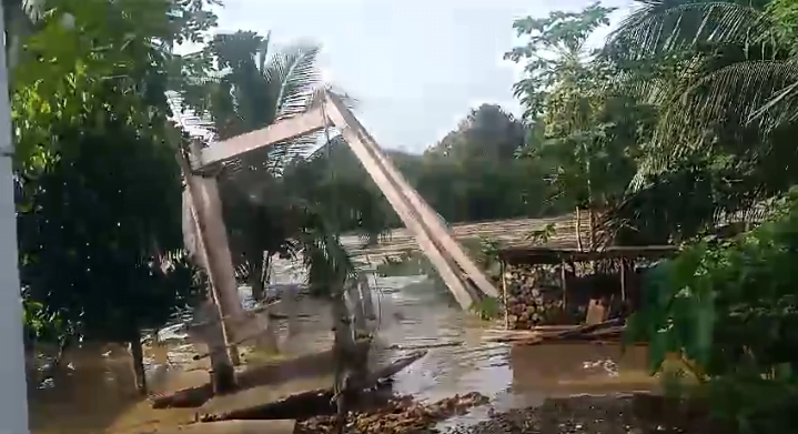 Luapan Sungai Batang Merangin hanyutkan jembatan gantung di Desa Kungkai dan rendam puluhan rumah warga. Jum'at 12/01/2024)