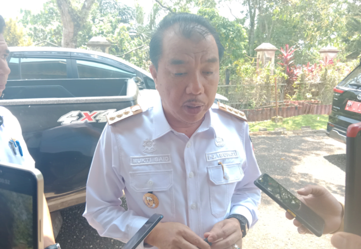 Pj Bupati Merangin H Mukti saat di wawancara awak media.