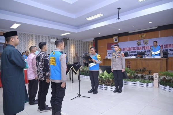 Kapolda Jambi, Irjen Pol. Rusdi Hartono memimpin pelaksanaan Pakta Integritas dan Pengambilan Sumpah Penerimaan Siswa Sekolah Inspektur Polisi Sumber Sarjana (SIPSS) T.A 2024