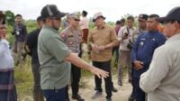 sekda provinsi jambi sudirman saat tinjau lokasi stockpile pt sas.