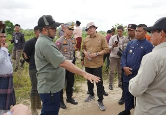 sekda provinsi jambi sudirman saat tinjau lokasi stockpile pt sas.