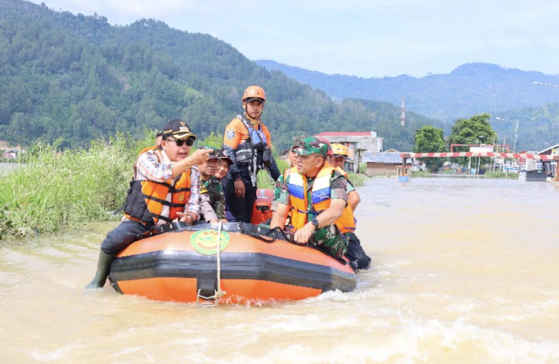 Wako Ahmadi & Danrem 042/ GAPU Jambi meninjau Korban Banjir. Foto: Oga/Jambiseru.com