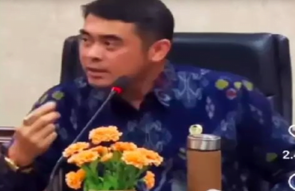 tangkapan layar senator bali arya wedakarna dalam rapat dpd. arya dikecam netizen karena diduga menyinggung hijab. tangkapan layar senator bali arya wedakarna dalam rapat dpd. arya dikecam netizen karena diduga menyinggung hijab.