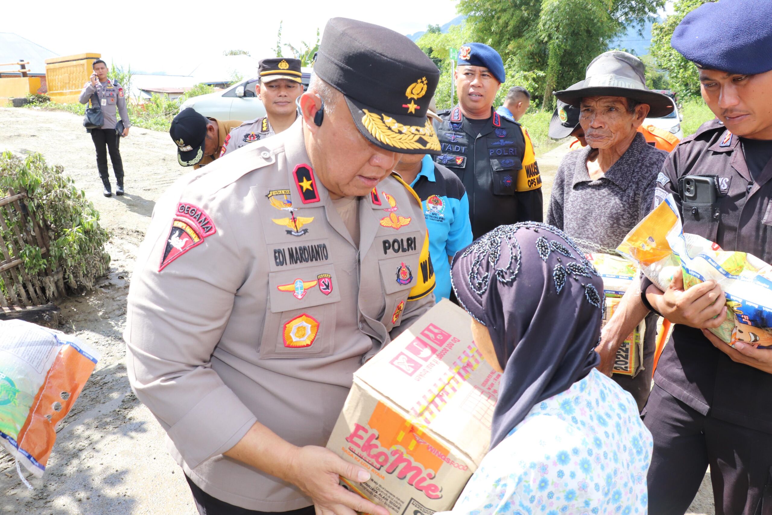 wakapolda jambi saat kunjungi korban banjir di sungai penuh.