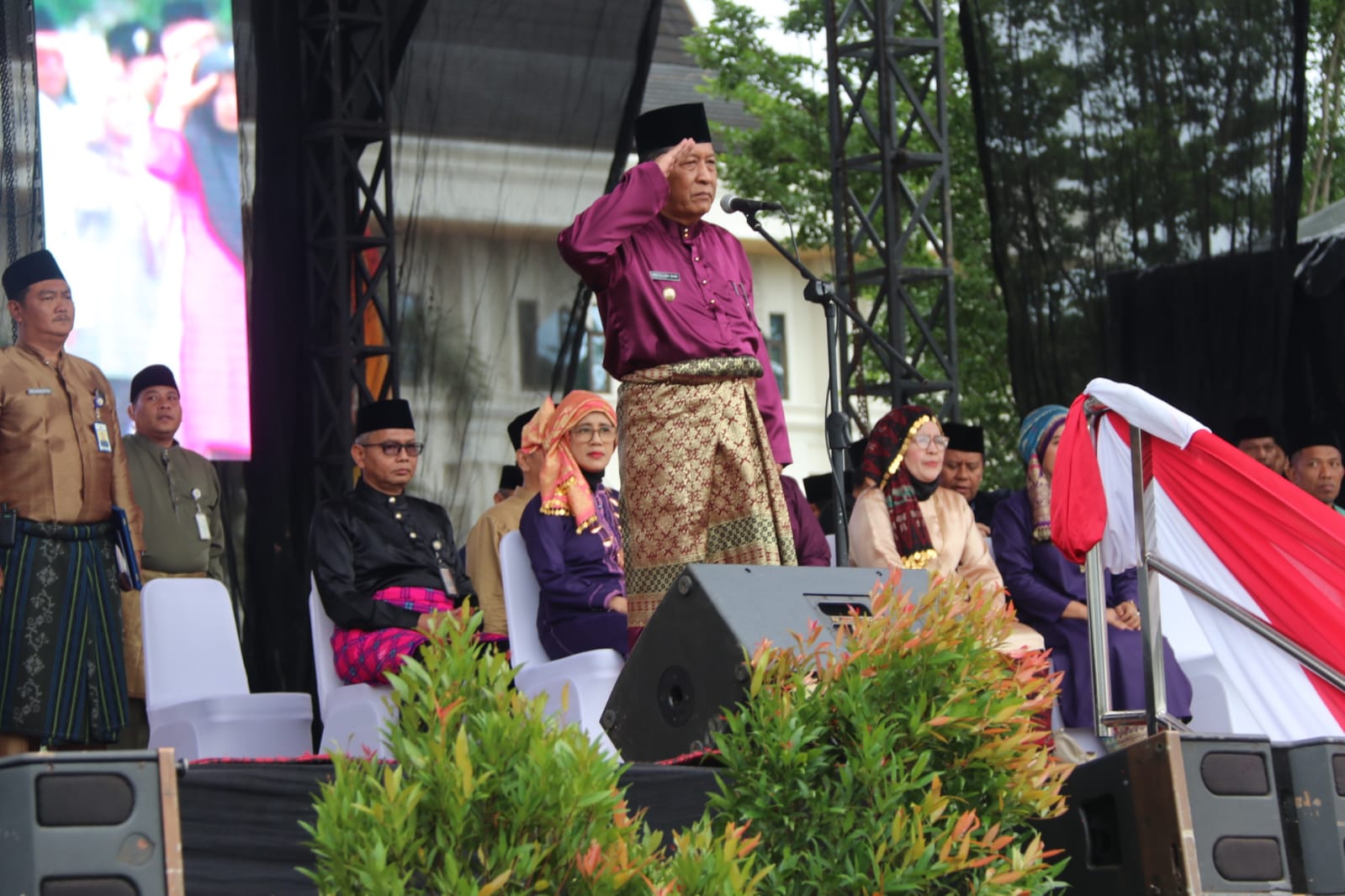 wakil gubernur jambi, abdullah sani pimpin upacara hut jambi