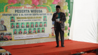 wakil gubernur jambi, abdullah sani saat menghadiri acara wisuda khatam iqra’ dan al qur’an.