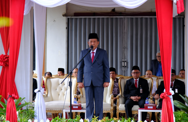 wakil gubernur jambi, abdullah sani saat menjadi inspektur upacara peringatan hari ulang tahun ke 61 bank jambi.