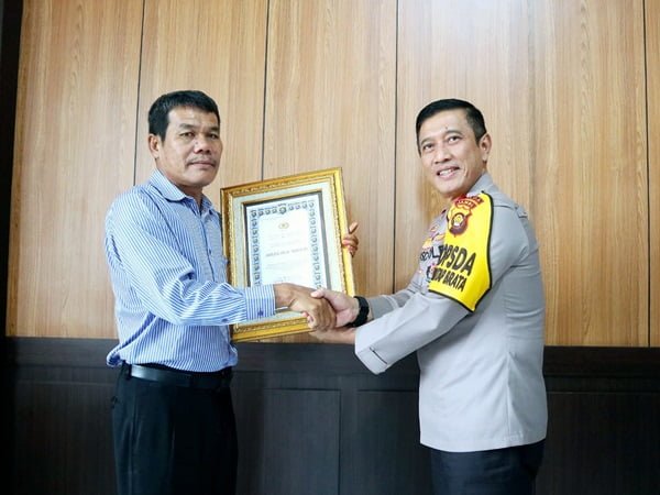 warga tanjabbar yang mendapat penghargaan dari kapolda jambi.