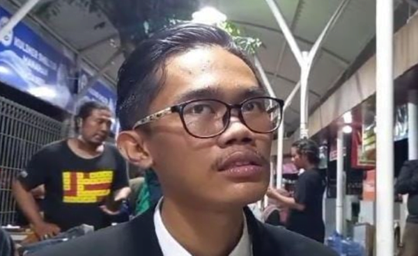 almas tsaqibbirru, mahasiswa yang dulu menggugat batas usia capres cawapres di mahkamah konstitusi (mk) kini menggugat cawapres gibran ke pn surakarta.