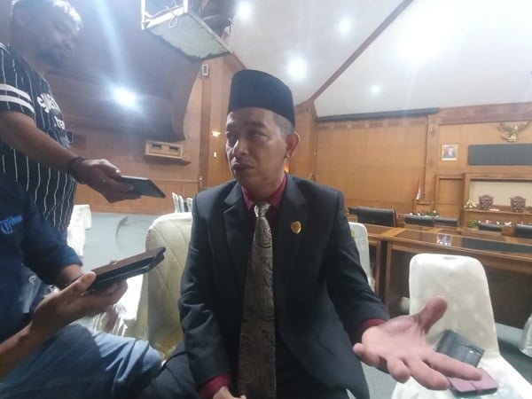 anggota dewan perwakilan rakyat daerah (dprd) kabupaten muaro jambi, usman halik.