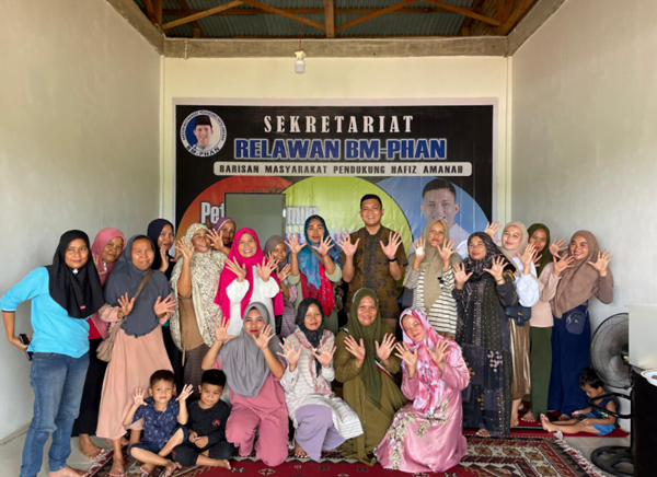 calon anggota dprd provinsi jambi, m hafiz fattah saat berkunjung ke sekretariat barisan bm phan. calon anggota dprd provinsi jambi, m hafiz fattah saat berkunjung ke sekretariat barisan bm phan.
