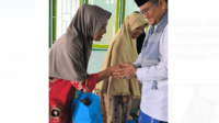 dr maulana saat bagikan paket sembako ke warga pal 8 kenali besar kota jambi.