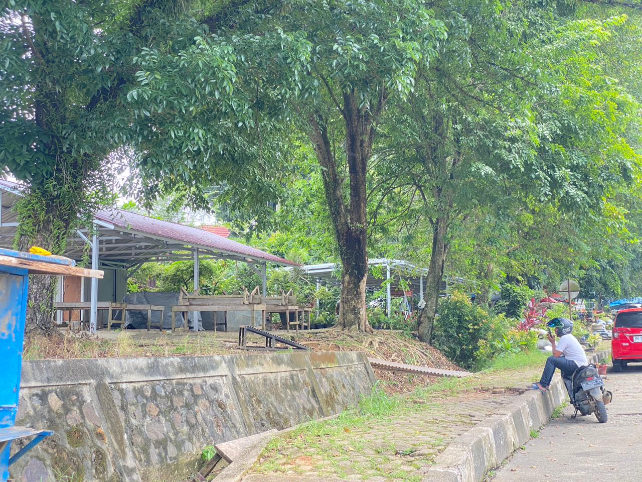 Tampak bangunan kios berbahan rangka baja di kawasan Ruang Terbuka Hijau (RTH) Kota Bangko, Kabupaten Merangin. Kamis (1/2/2024). Tampak bangunan kios berbahan rangka baja di kawasan Ruang Terbuka Hijau (RTH) Kota Bangko, Kabupaten Merangin. Kamis (1/2/2024).