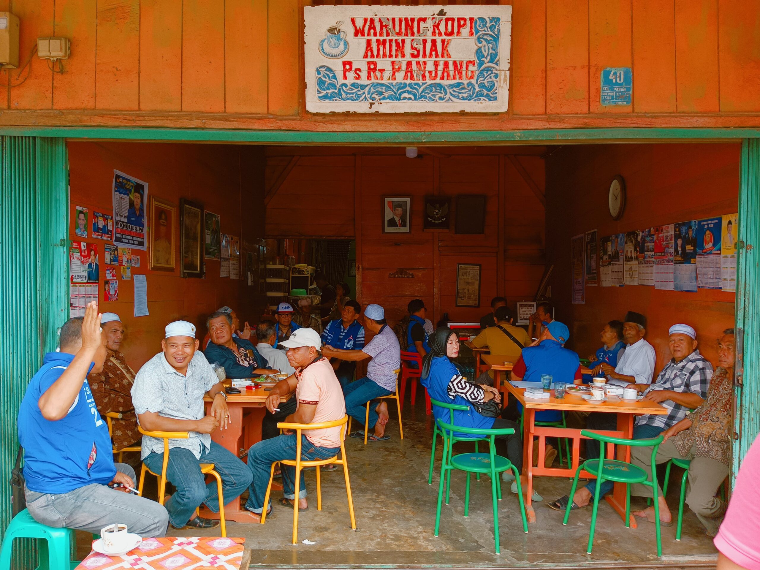 Irjen Pol. (Purn) Drs H Syafril Nursal saat silaturahmi dengan tokoh masyarakat kecamatan Tabir, Kabupaten Merangin di warung kopi Amin Siak Pasar Rantau Panjang. Sabtu (3/2/2024). Irjen Pol. (Purn) Drs H Syafril Nursal saat silaturahmi dengan tokoh masyarakat kecamatan Tabir, Kabupaten Merangin di warung kopi Amin Siak Pasar Rantau Panjang. Sabtu (3/2/2024).