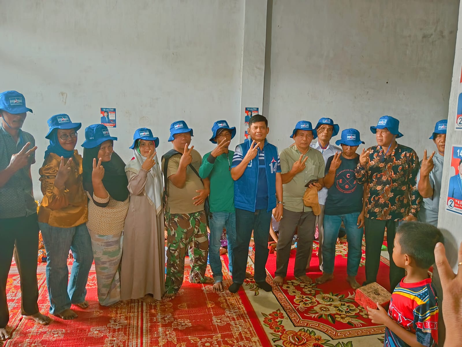 Drs H Syafril Nursal bersama tokoh masyarakat di Kecamatan Pamenang, Kabupaten Merangin.