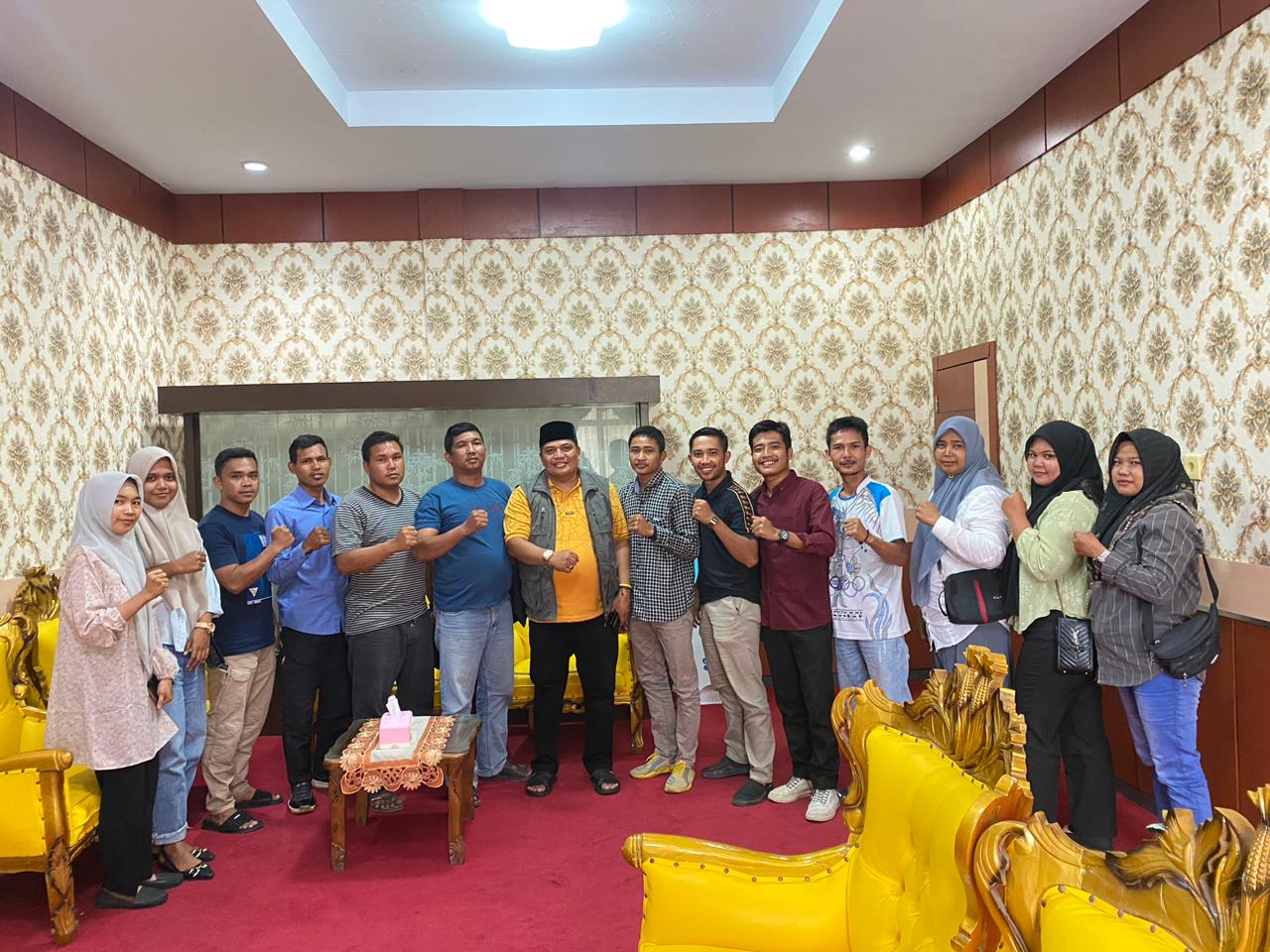 Ketua DPRD Merangin Herman Efendi bersama Puluhan anggota Satpol-PP yang dirumahkan Kasat Shobraini. Senin (6/2/2024).