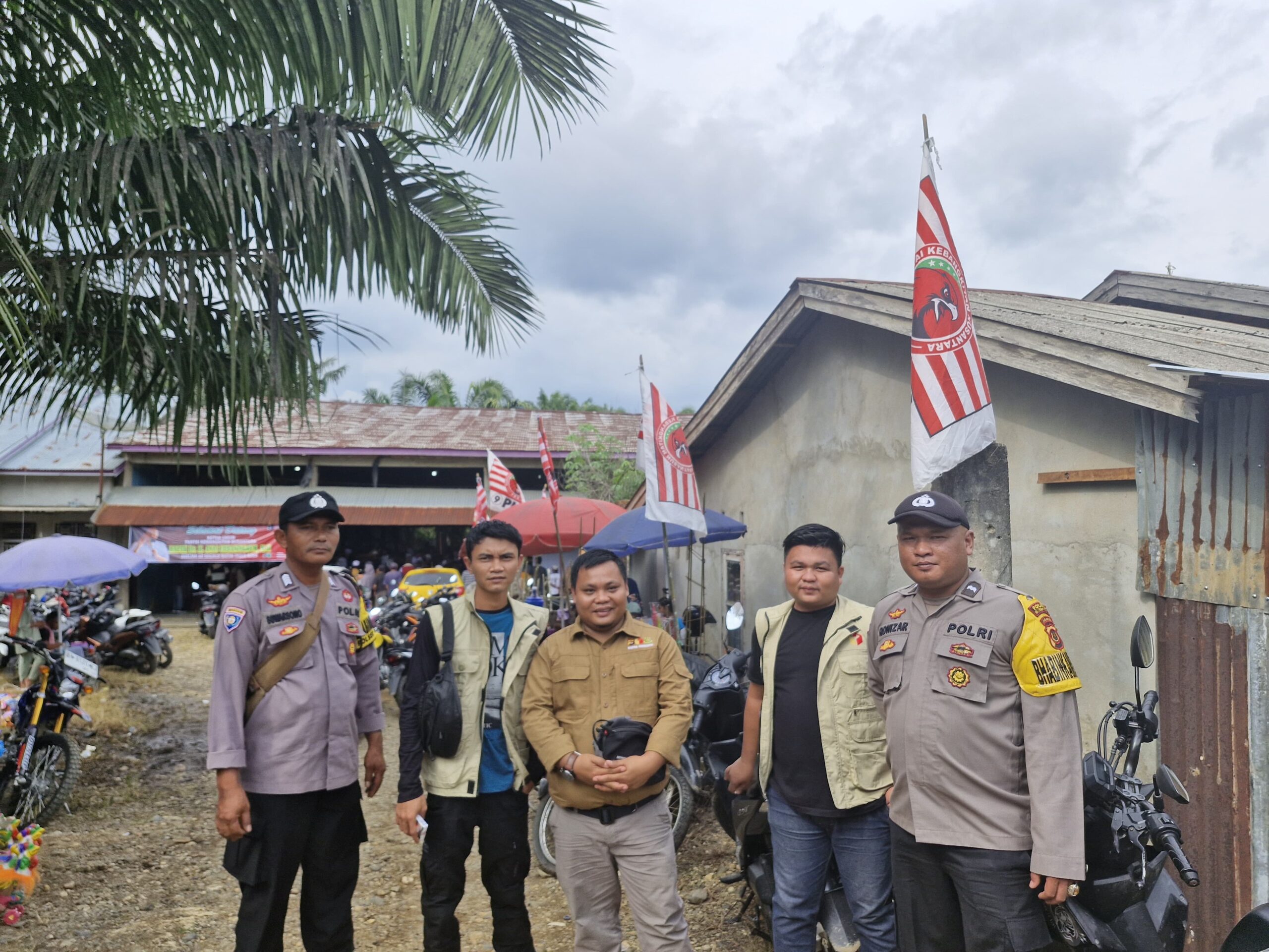 Kordiv Penanganan Pelanggaran Data dan Informasi Bawaslu Merangin Ibnu Jaril saat melakukan pengawasan kampanye di Kecamatan Tabir. Kordiv Penanganan Pelanggaran Data dan Informasi Bawaslu Merangin Ibnu Jaril saat melakukan pengawasan kampanye di Kecamatan Tabir.
