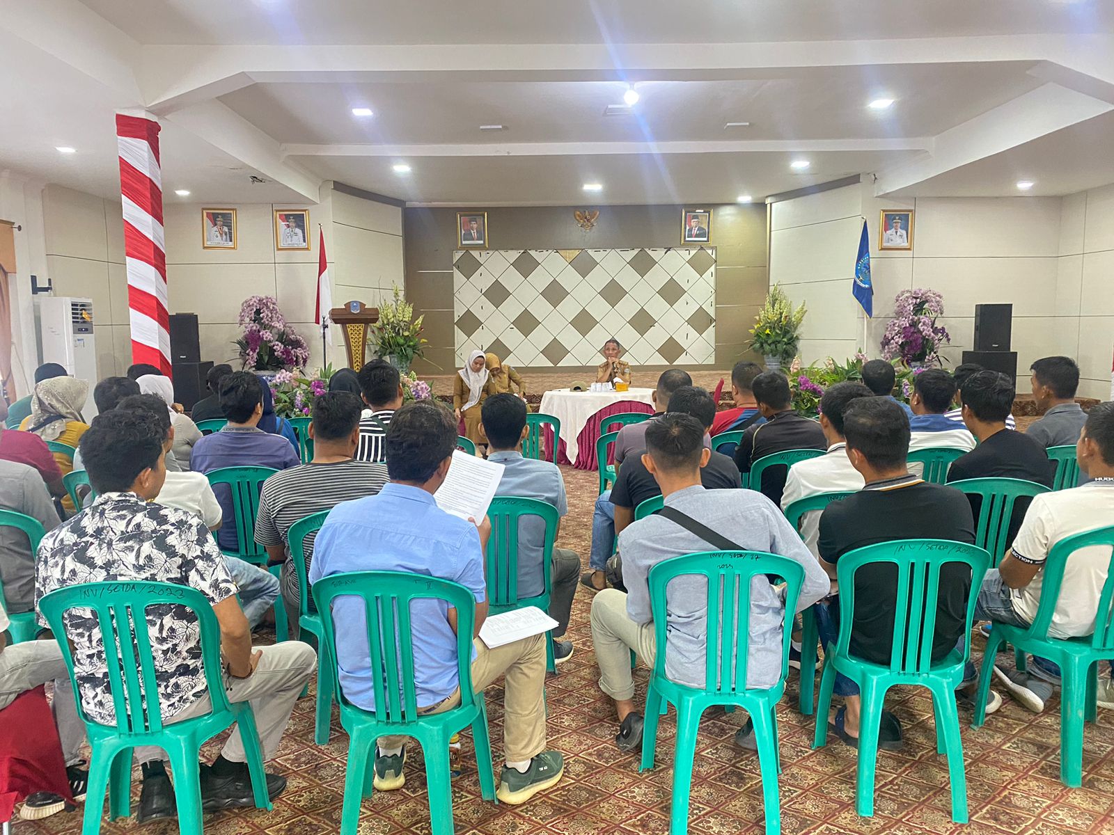 Asisten 1 Setda Merangin M Sayuti saat pimpin mediasi 59 anggota Satpol-PP yang diberhentikan Kasat Shobraini di auditorium rumah dinas bupati Merangin. Senin (12/2/2024). Asisten 1 Setda Merangin M Sayuti saat pimpin mediasi 59 anggota Satpol-PP yang diberhentikan Kasat Shobraini di auditorium rumah dinas bupati Merangin. Senin (12/2/2024).