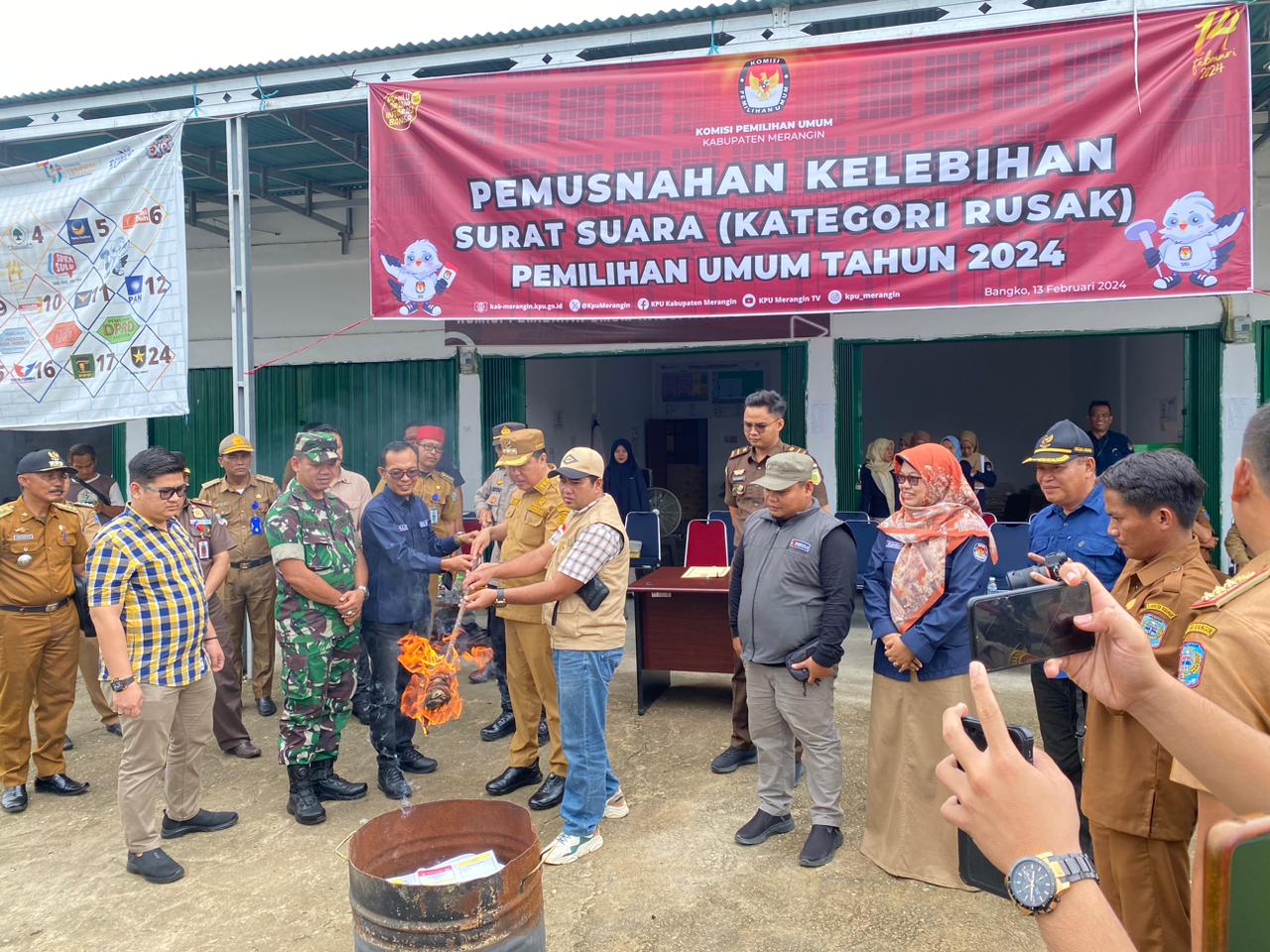 Saat Pj Bupati Merangin H Mukti musnahkan surat suara rusak dan kelebihan bersama KPU, Bawaslu serta Forkopimda Merangin di depan Gudang Logistik KPU. Selasa (13/2/2024).
