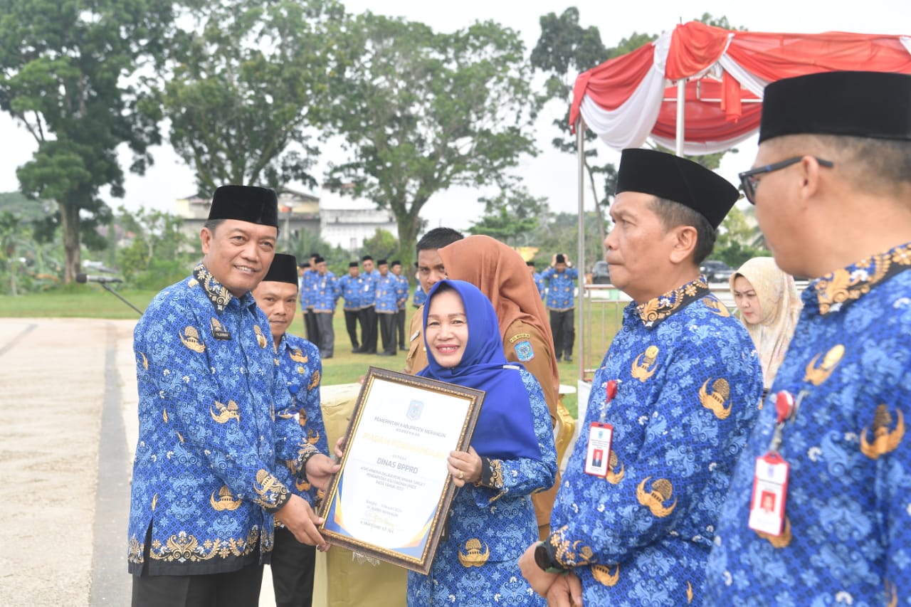 Sekda Merangin Ir Fajarman serahkan piagam penghargaan kepada Kepala BPPRD Hj. Siti Aminah yang berhasil melampaui target pajak dan retribusi daerah tahun 2023.