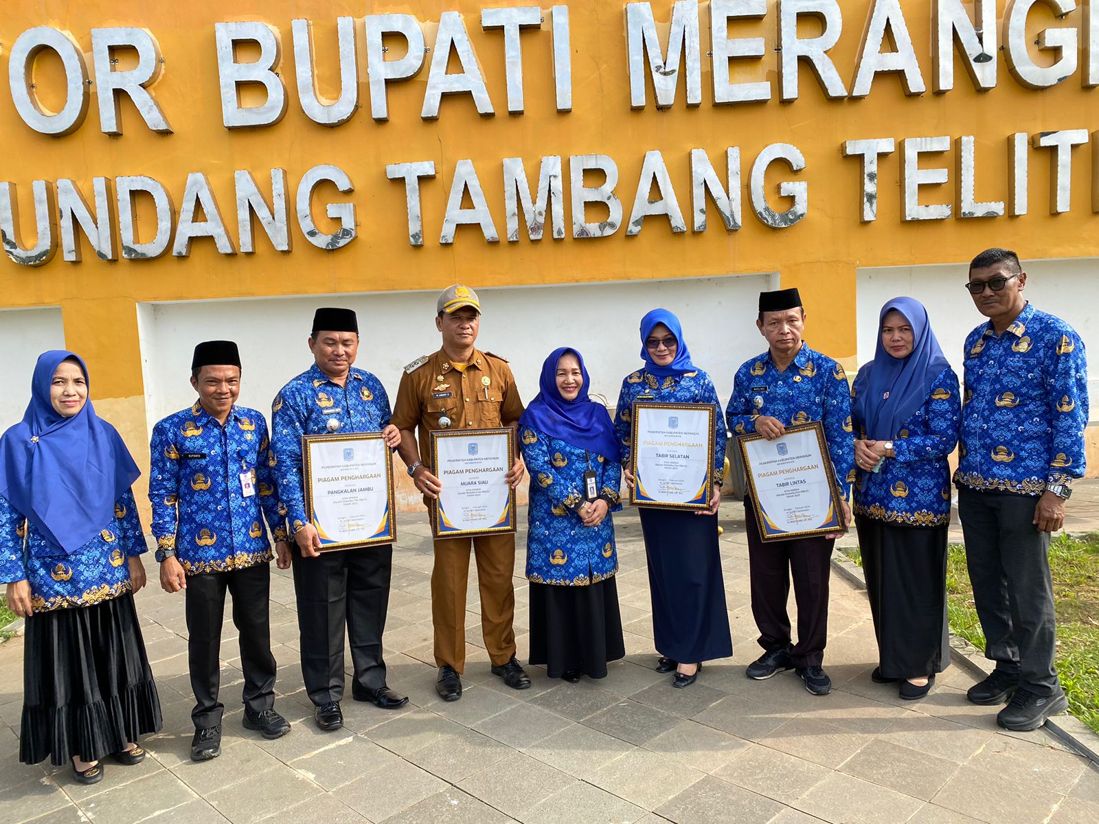 Kepala BPPRD Merangin Hj. Siti Aminah bersama Camat penerima piagam penghargaan wajib pajak PBB-P2.