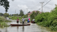 pemkot jambi sediakan perahu ketek gratis untuk memudahkan warga untuk ke tps.