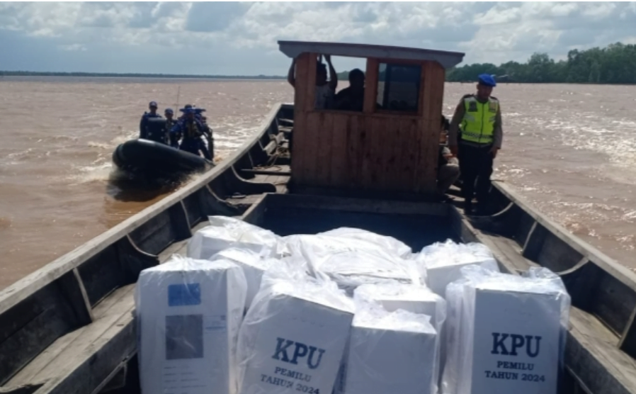 pengamanan dan pengawalan kotak suara oleh personel satpolairud kepolisian resor (polres) tanjab barat.