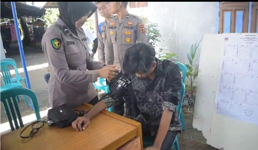 personel bidang kesehatan dan kedokteran (biddokkes) polda jambi saat cek kesehatan petugas tps pasca pengumutan suara.