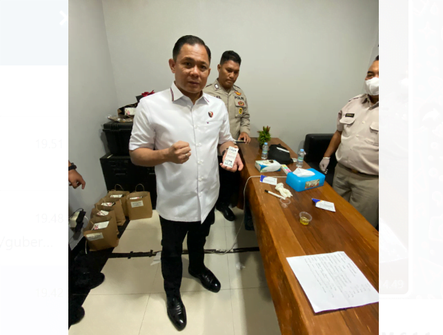 perwira ditresnarkoba polda jambi jalani tes urine. perwira ditresnarkoba polda jambi jalani tes urine.