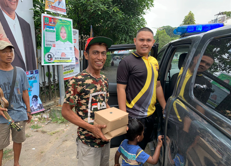 polda jambi saat salurkan bantuan ke warga. polda jambi saat salurkan bantuan ke warga.