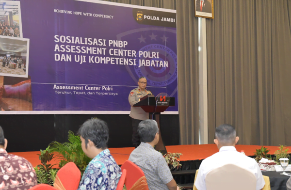 wakapolda jambi brigjen pol. edi mardianto membuka kegiatan sosialisasi pnbp assessment center polri dan uji kompetensi jabatan polda jambi t.a. 2024.