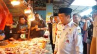 Gubernur Jambi, Al Haris saat Inspeksi Mendadak (Sidak) Harga Bahan Pokok di Pasar Angso Duo Jambi.