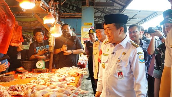 Gubernur Jambi, Al Haris saat Inspeksi Mendadak (Sidak) Harga Bahan Pokok di Pasar Angso Duo Jambi.
