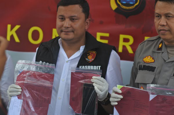 akbp reza khomeini s.i.k subdit v cyber ditreskrimsus polda jambi di dampingi plh kasubbid penmas polda jambi, kompol m. amin nasution.
