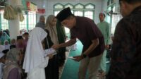 beri santunan ke anak yatim beri santunan ke anak yatim