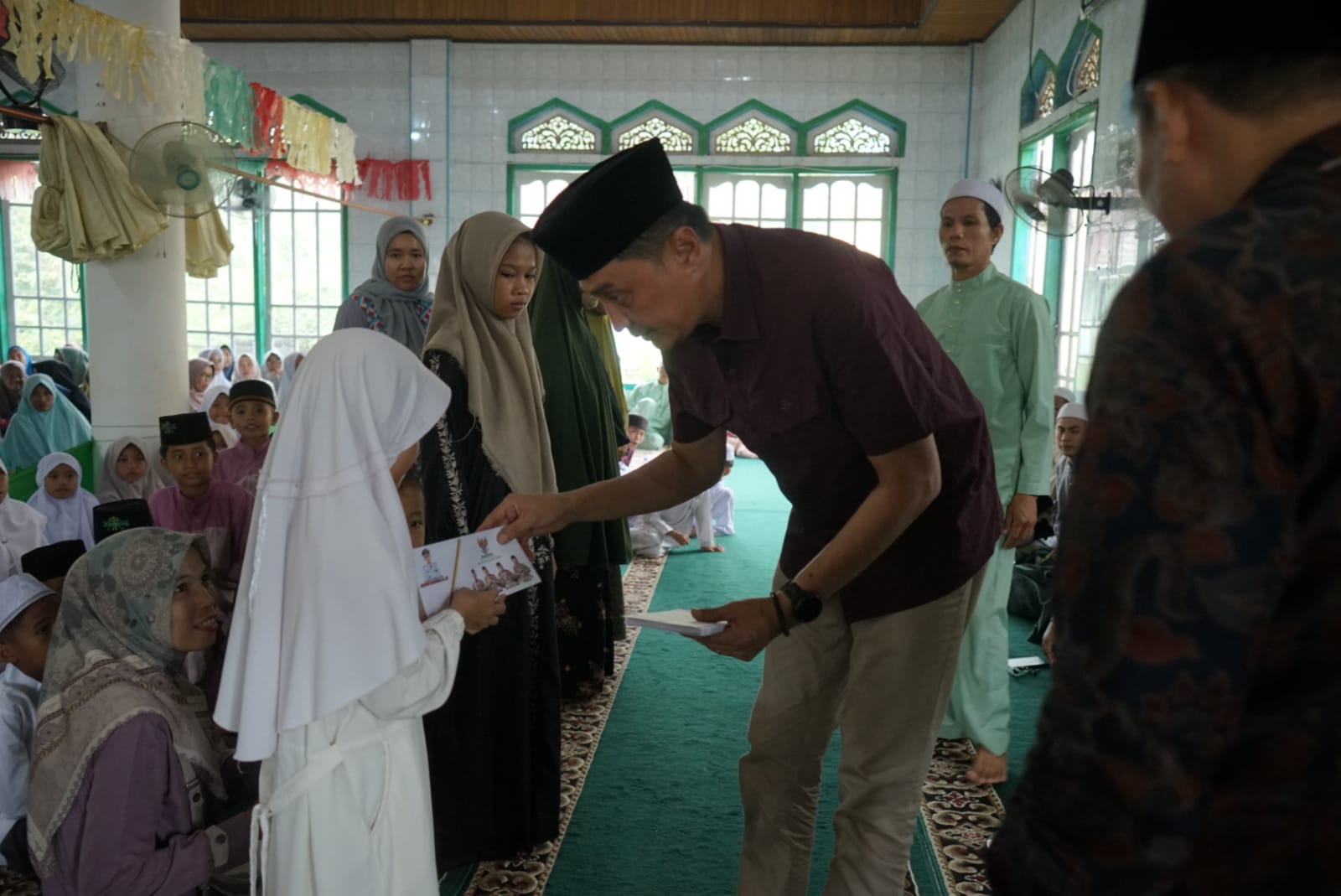beri santunan ke anak yatim beri santunan ke anak yatim